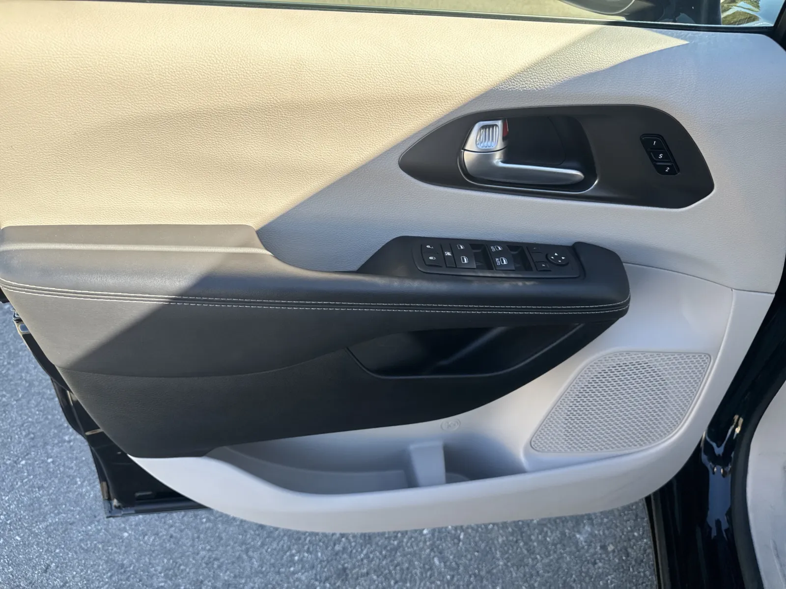 Chrysler Pacifica photo 12