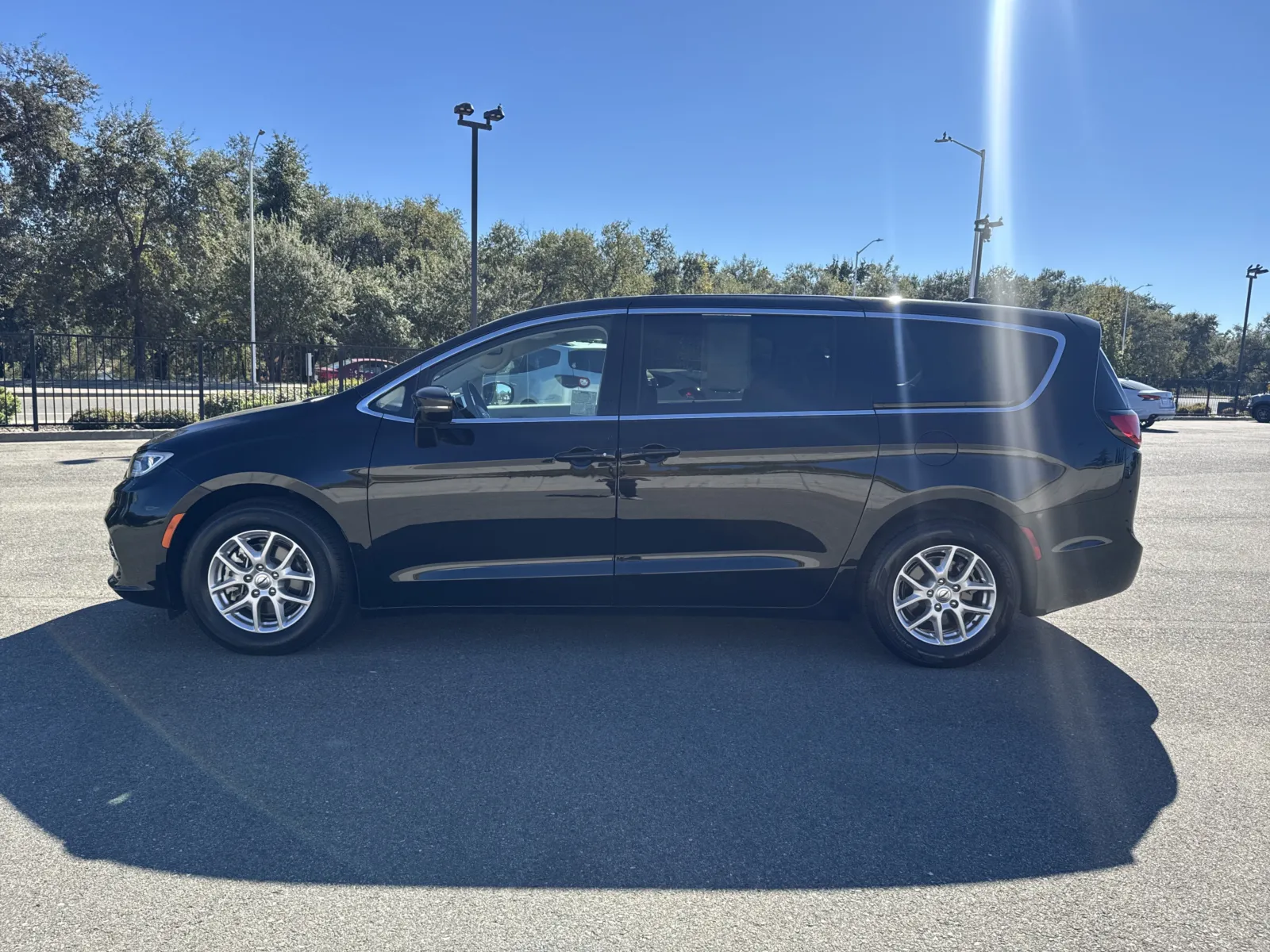 Chrysler Pacifica photo 4