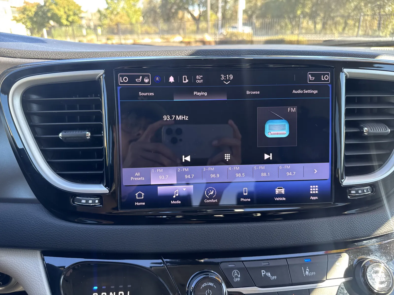 Chrysler Pacifica photo 23