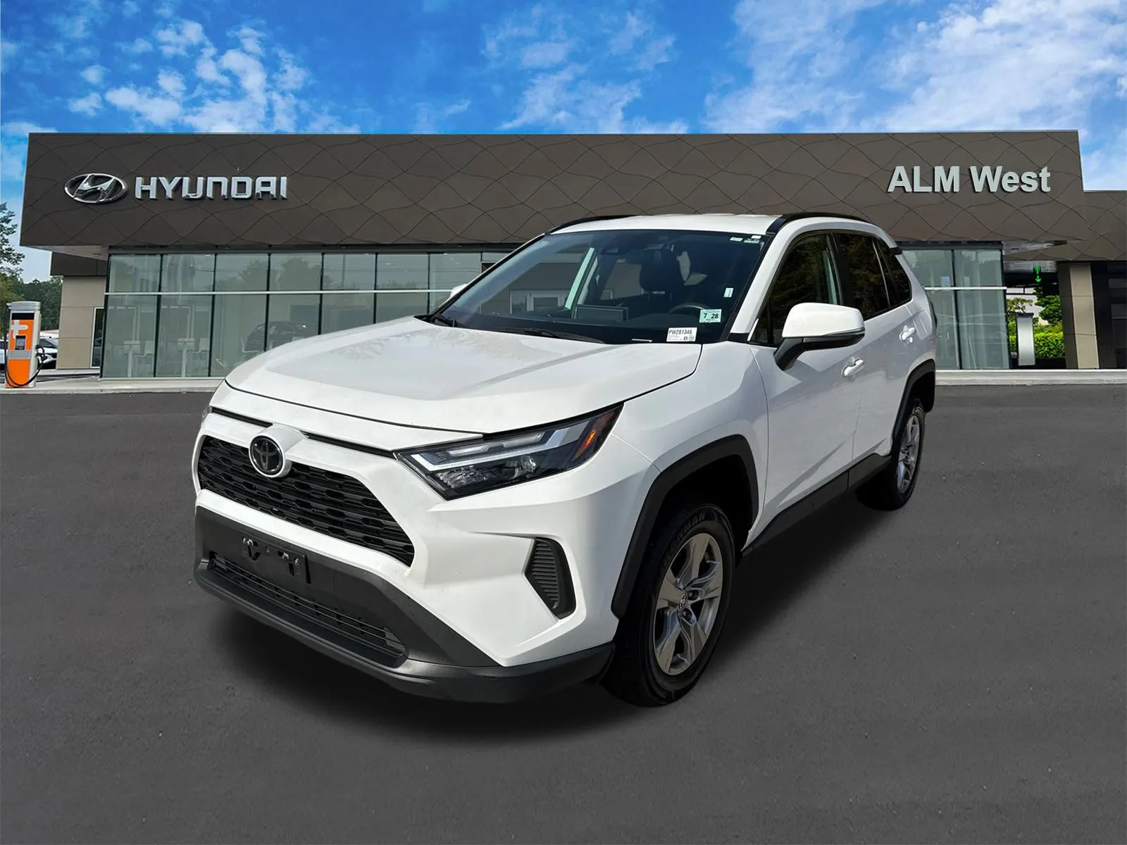2023 Toyota RAV4 XLE's photo