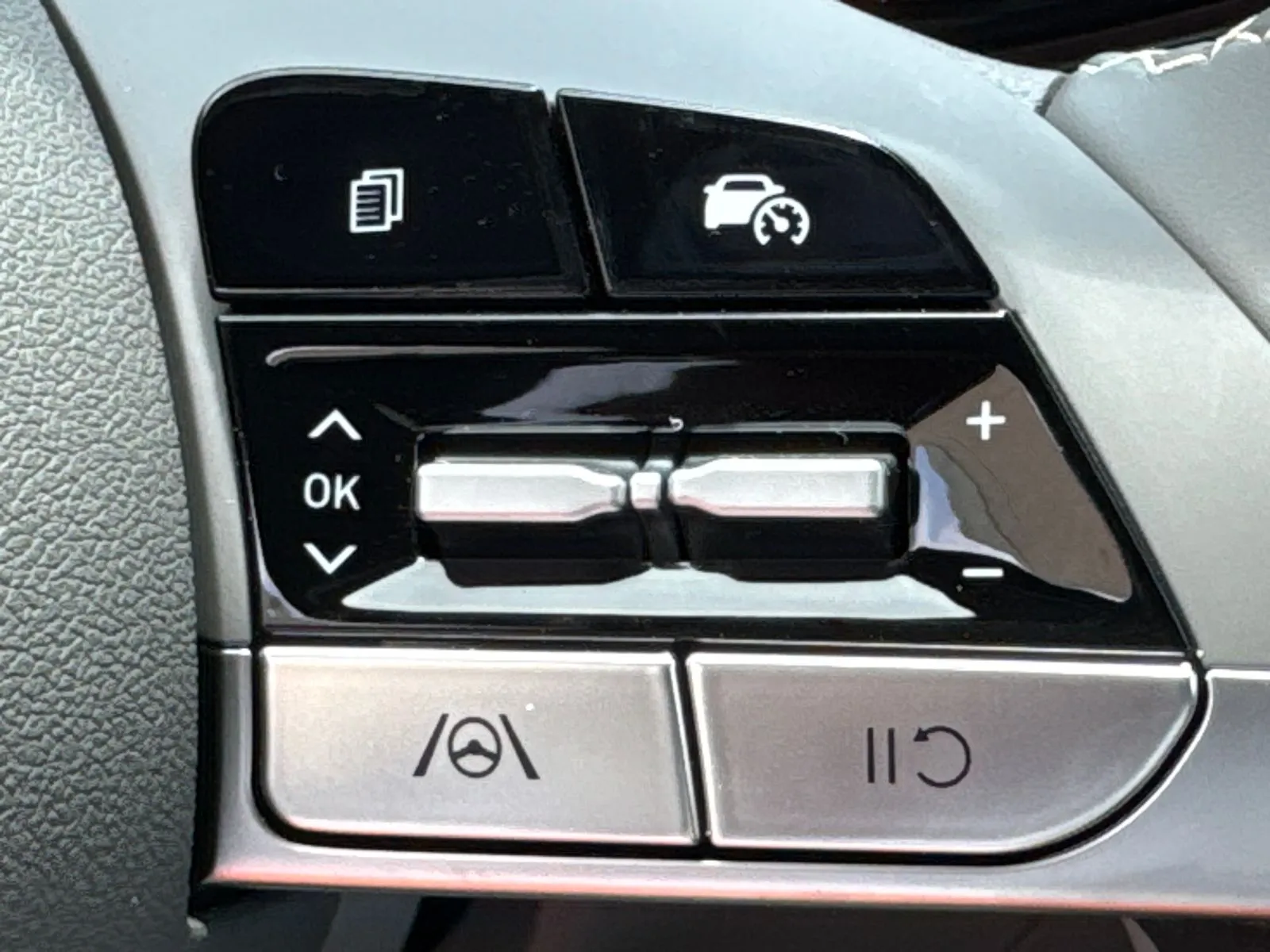 2025 Hyundai Elantra SEL - Photo 25
