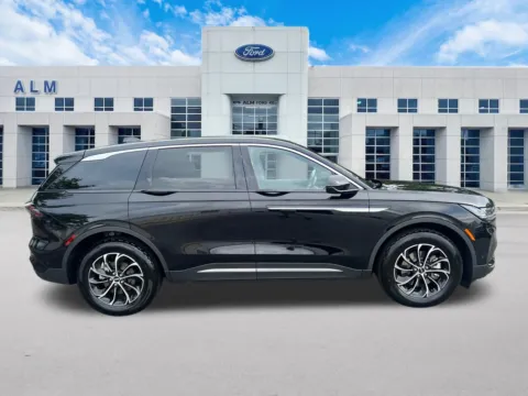 More photos of 2024 Lincoln Nautilus Premiere at ALM Hyundai West, GA