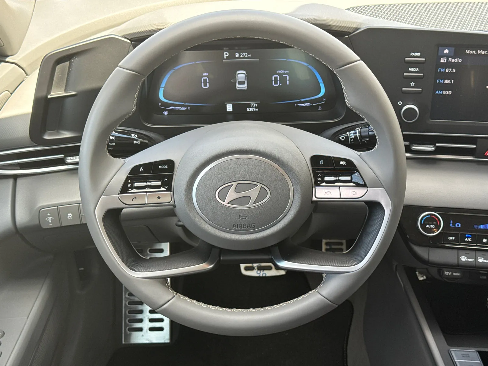 2025 Hyundai Elantra SEL - Photo 24
