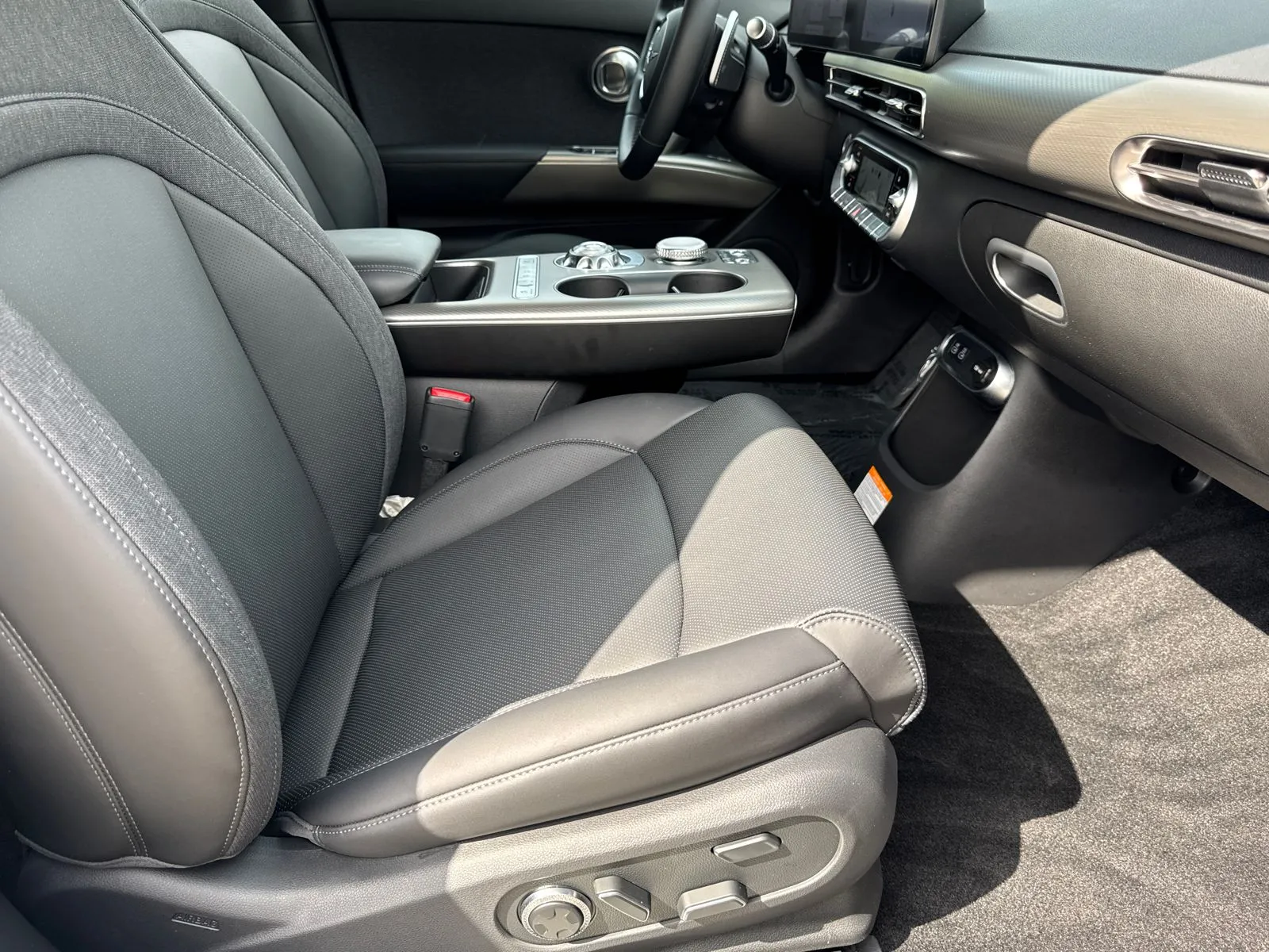 2025 GENESIS GV60 Standard - Photo 13