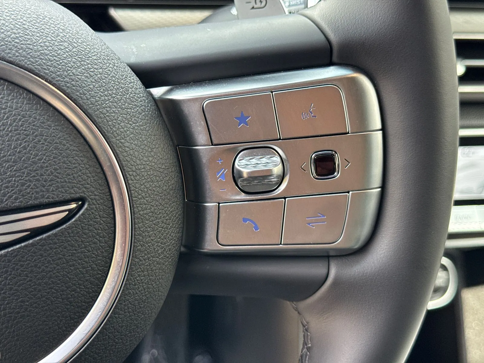 2025 GENESIS GV60 Standard - Photo 26