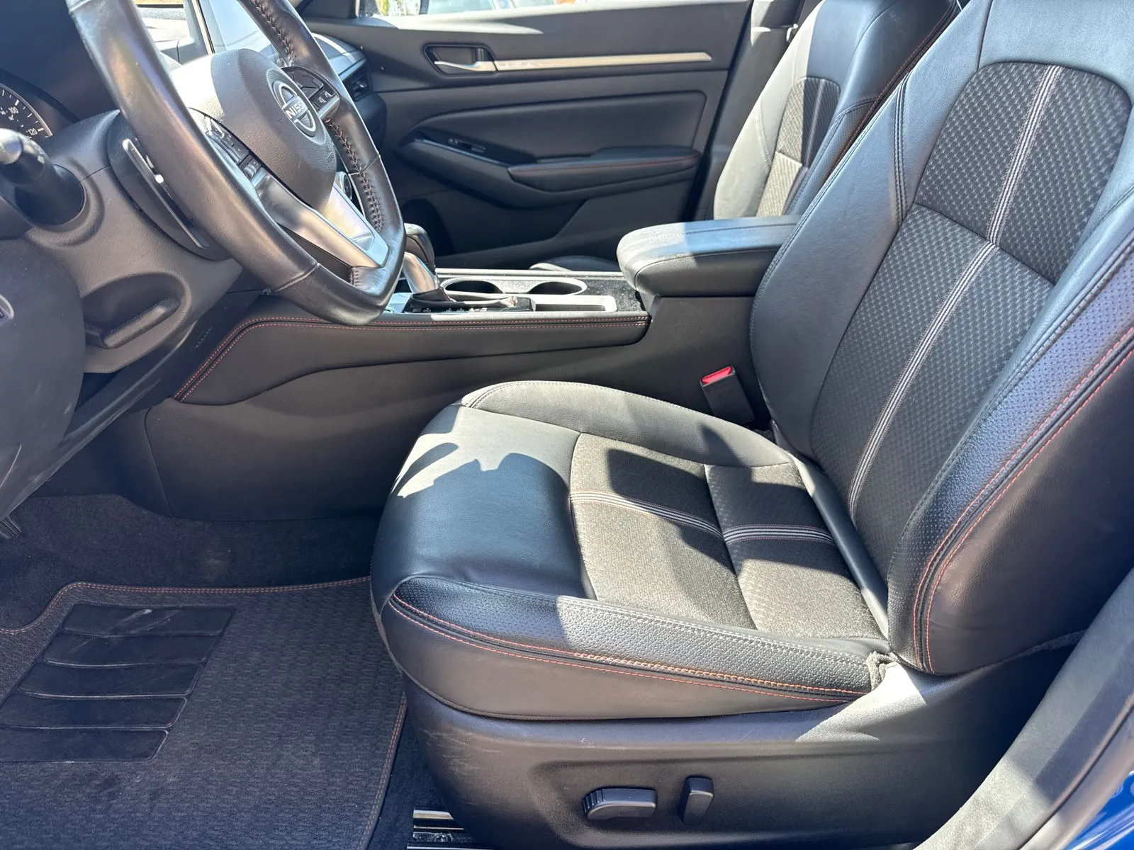 2025 Nissan Altima SR - Photo 9
