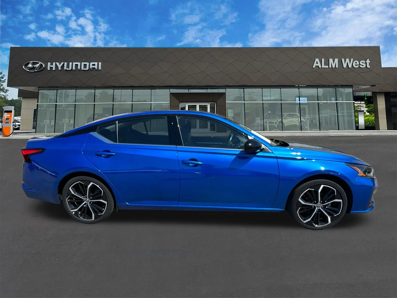 2025 Nissan Altima SR - Photo 4