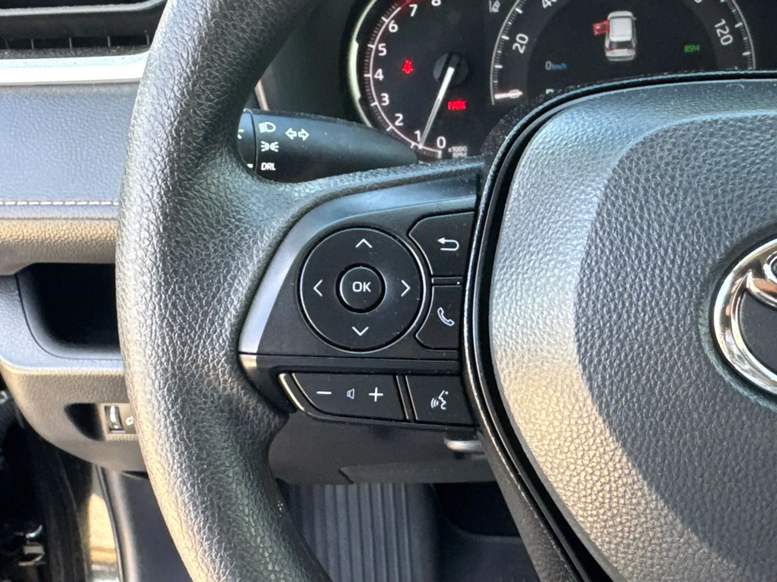 2025 Toyota RAV4 LE - Photo 24