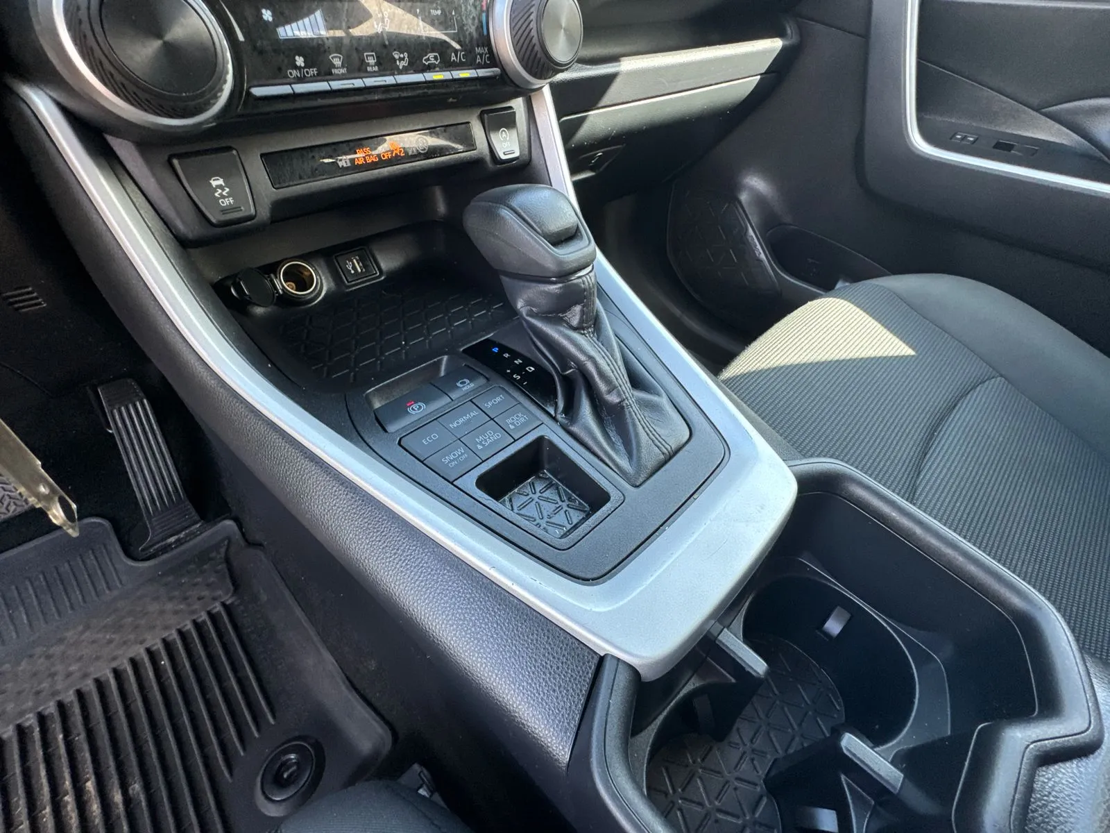 2025 Toyota RAV4 LE - Photo 29