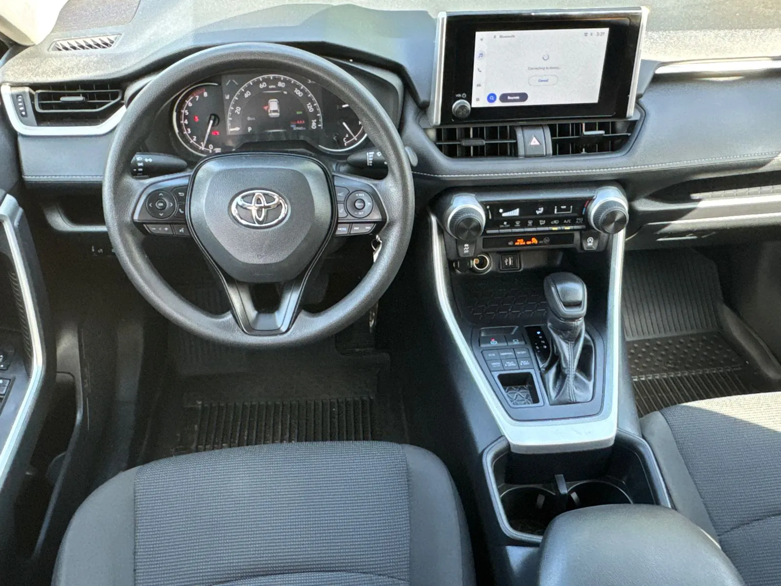 2025 Toyota RAV4 LE - Photo 22