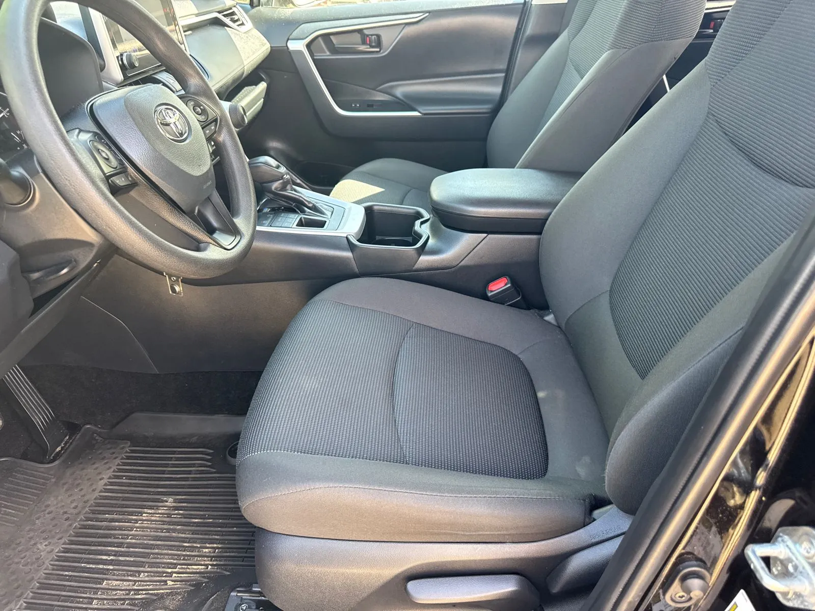 2025 Toyota RAV4 LE - Photo 9