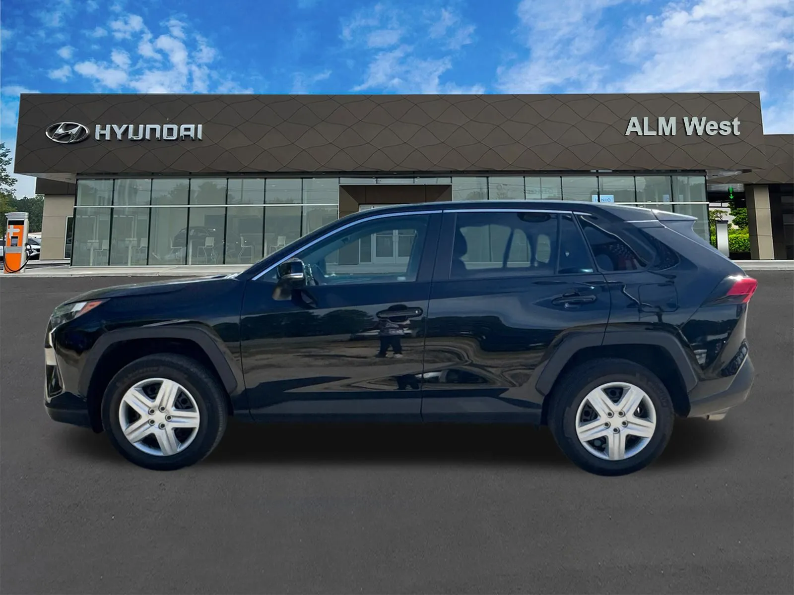2025 Toyota RAV4 LE - Photo 8