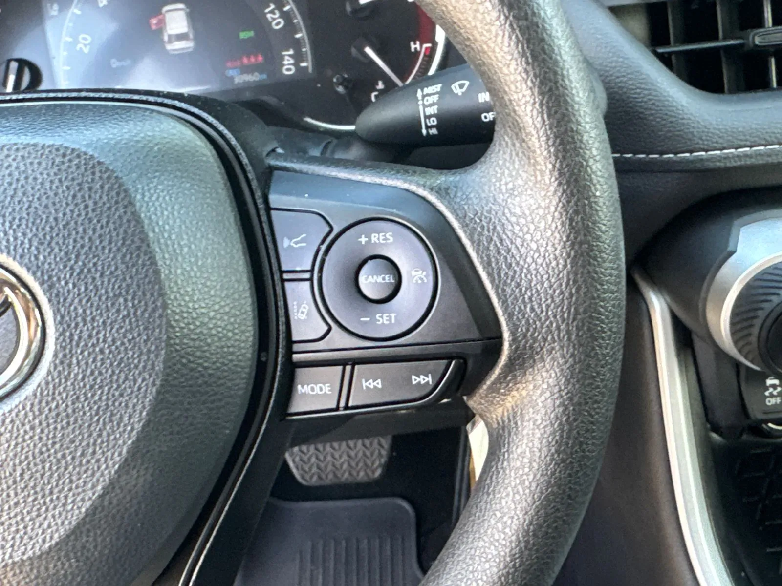 2025 Toyota RAV4 LE - Photo 25