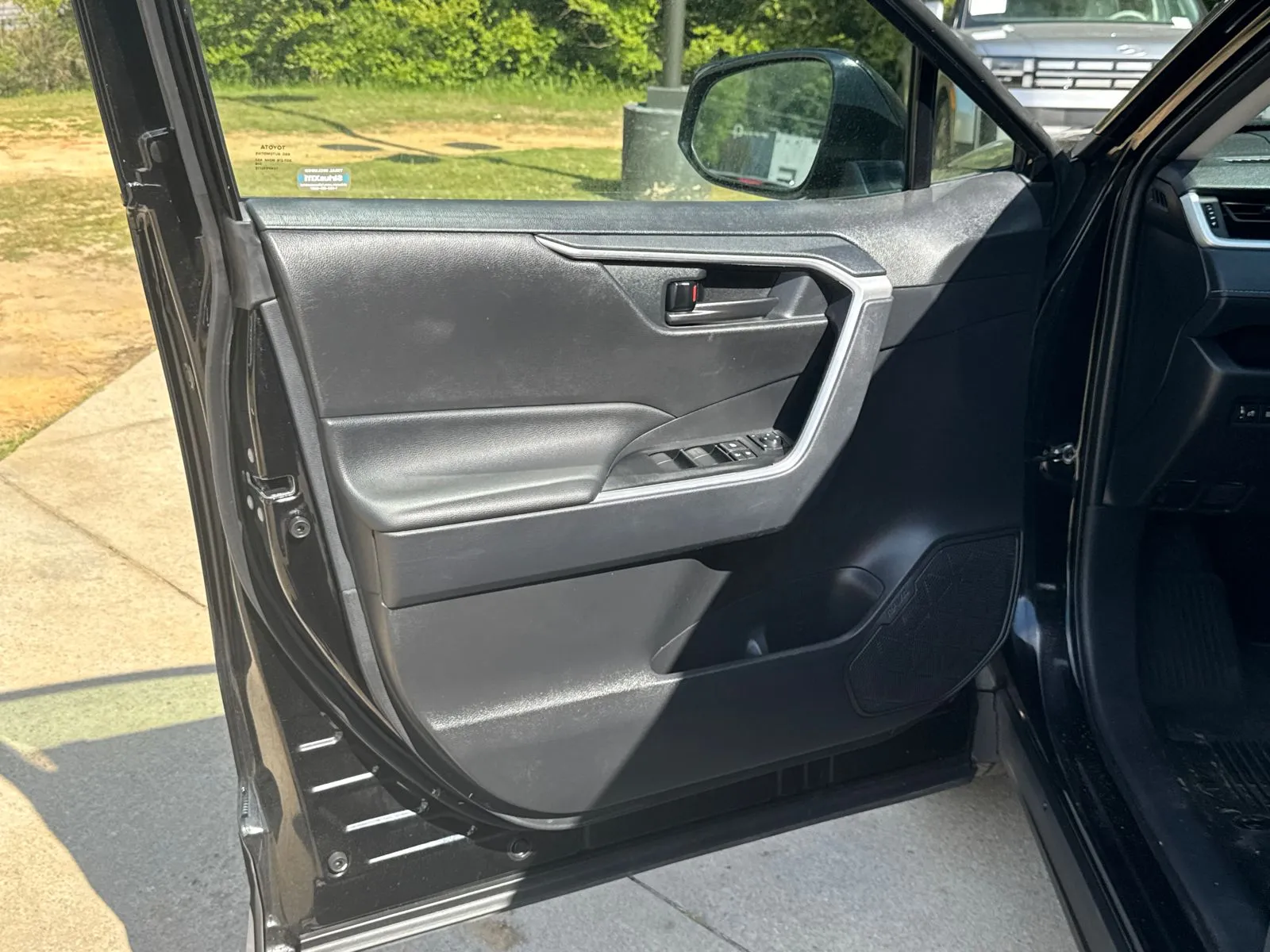 2025 Toyota RAV4 LE - Photo 10