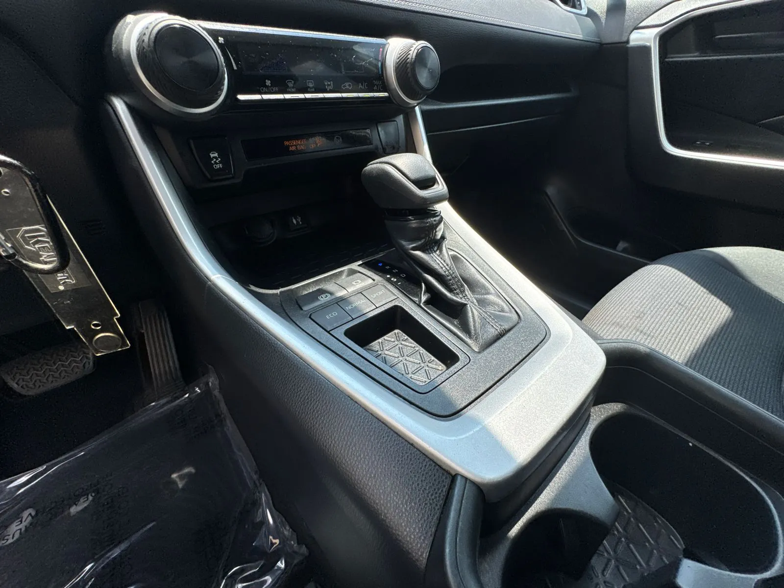 2019 Toyota RAV4 LE - Photo 29