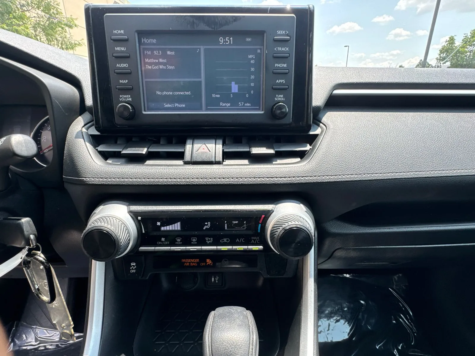 2019 Toyota RAV4 LE - Photo 27