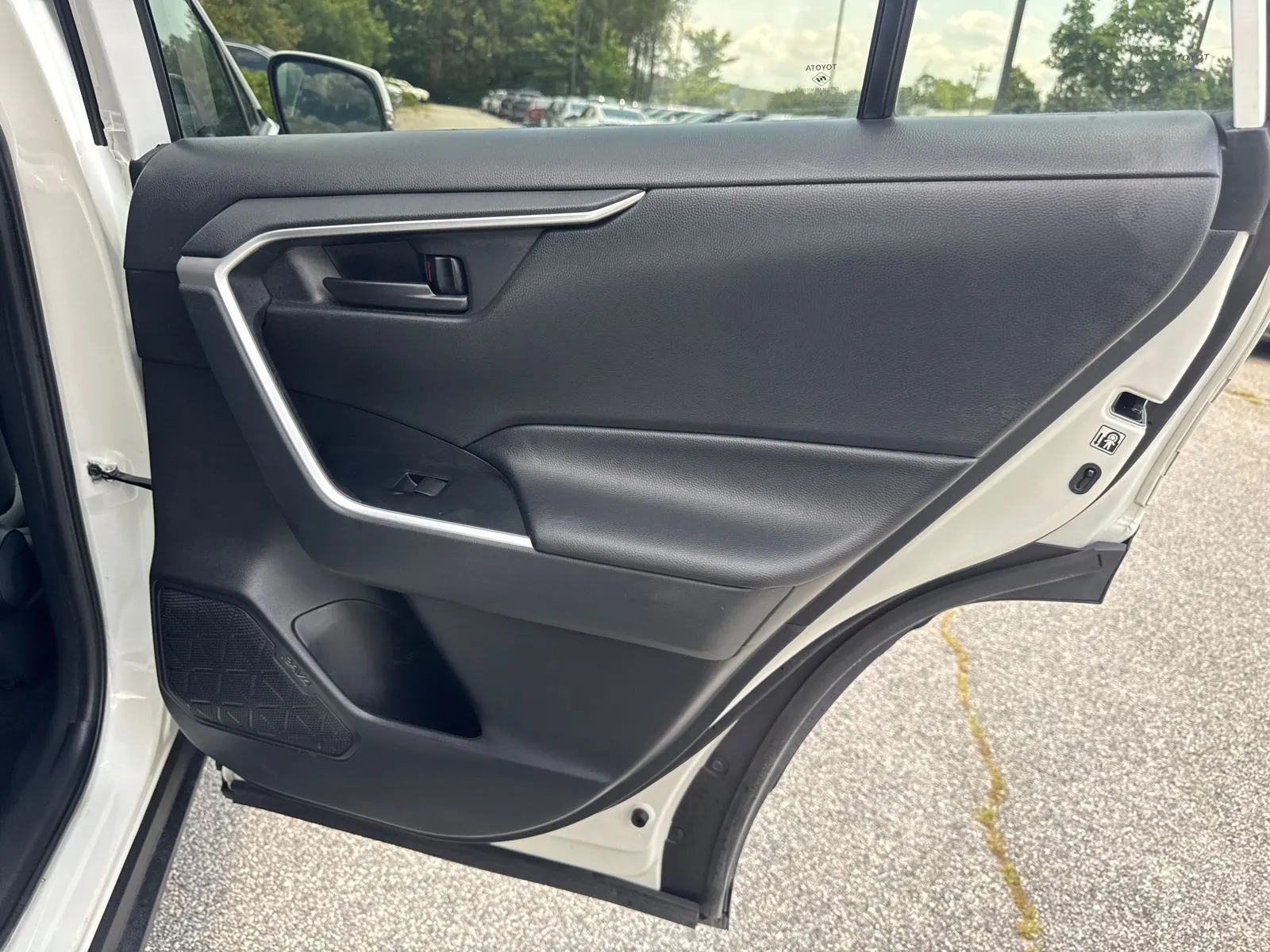 2019 Toyota RAV4 LE - Photo 16