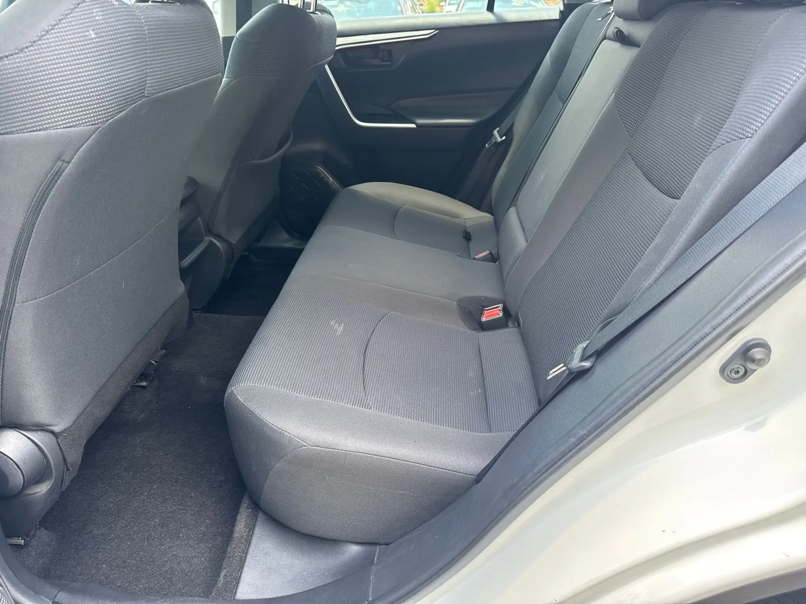 2019 Toyota RAV4 LE - Photo 20