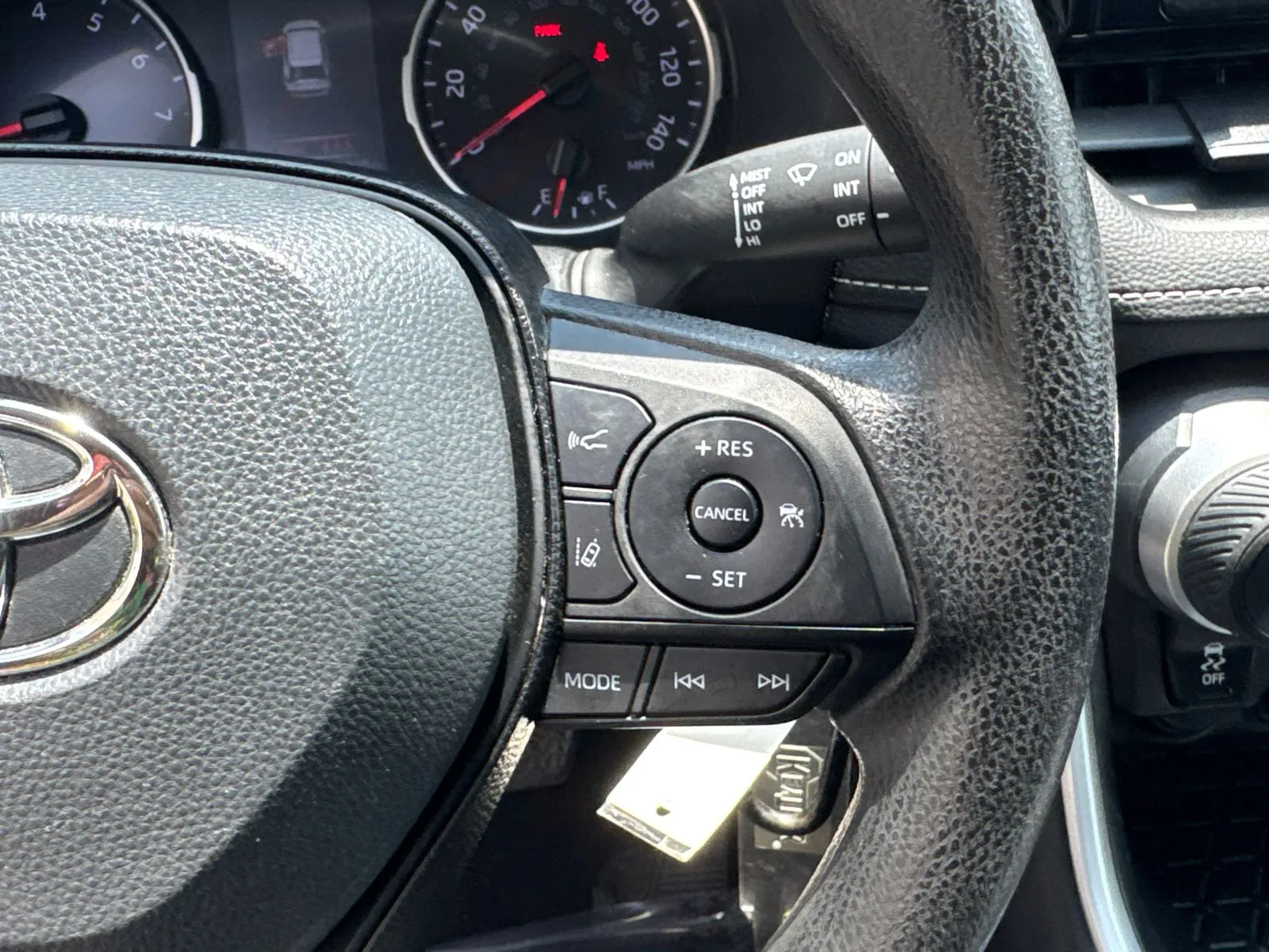 2019 Toyota RAV4 LE - Photo 25