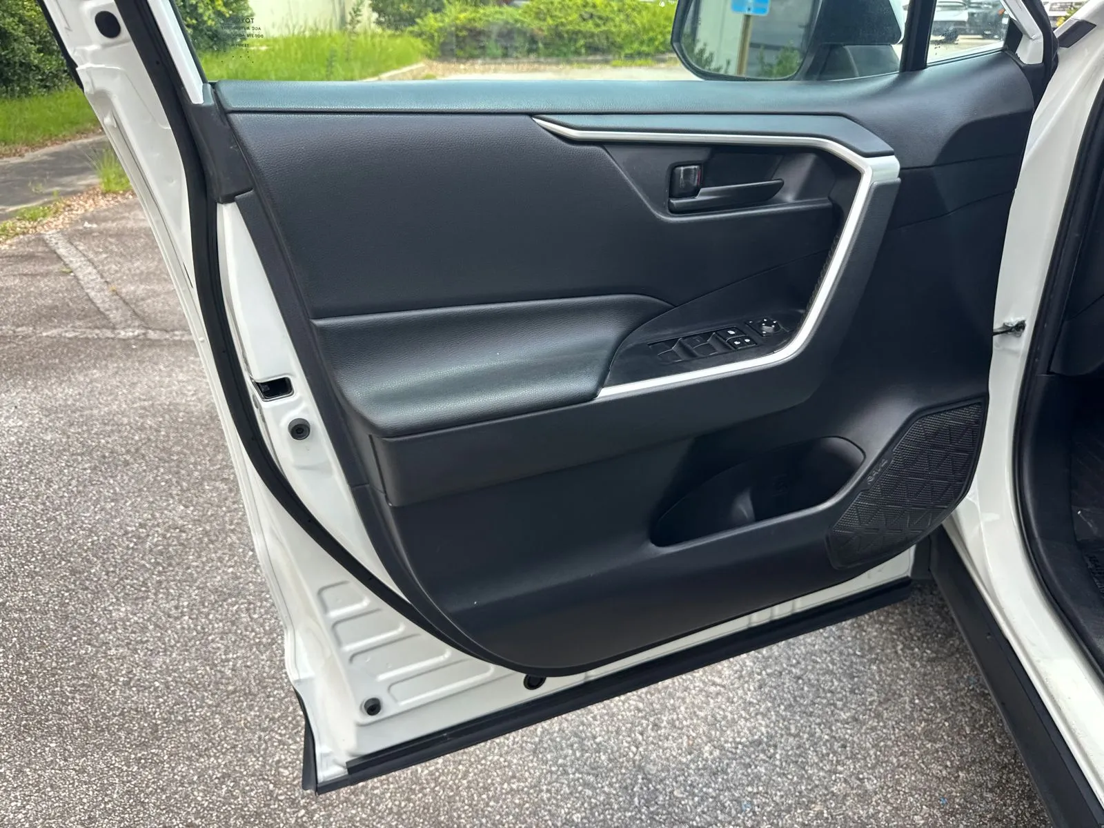 2019 Toyota RAV4 LE - Photo 10
