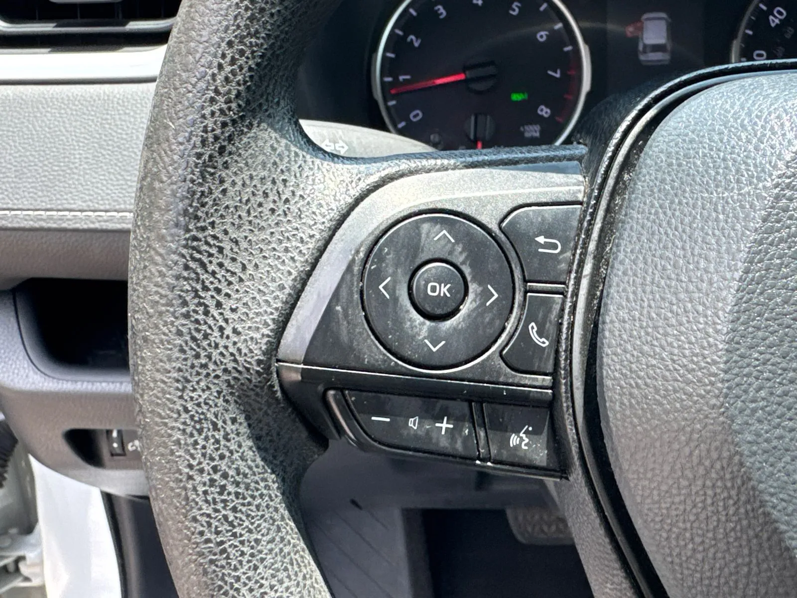 2019 Toyota RAV4 LE - Photo 24