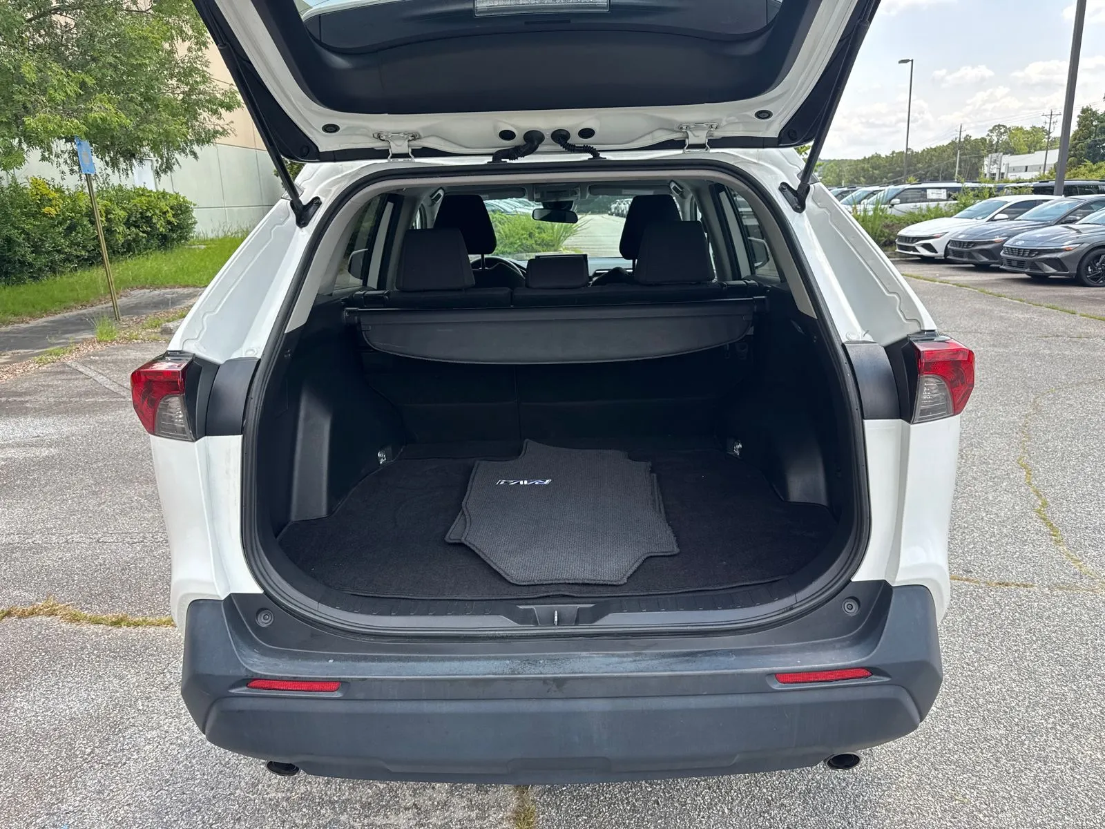 2019 Toyota RAV4 LE - Photo 18