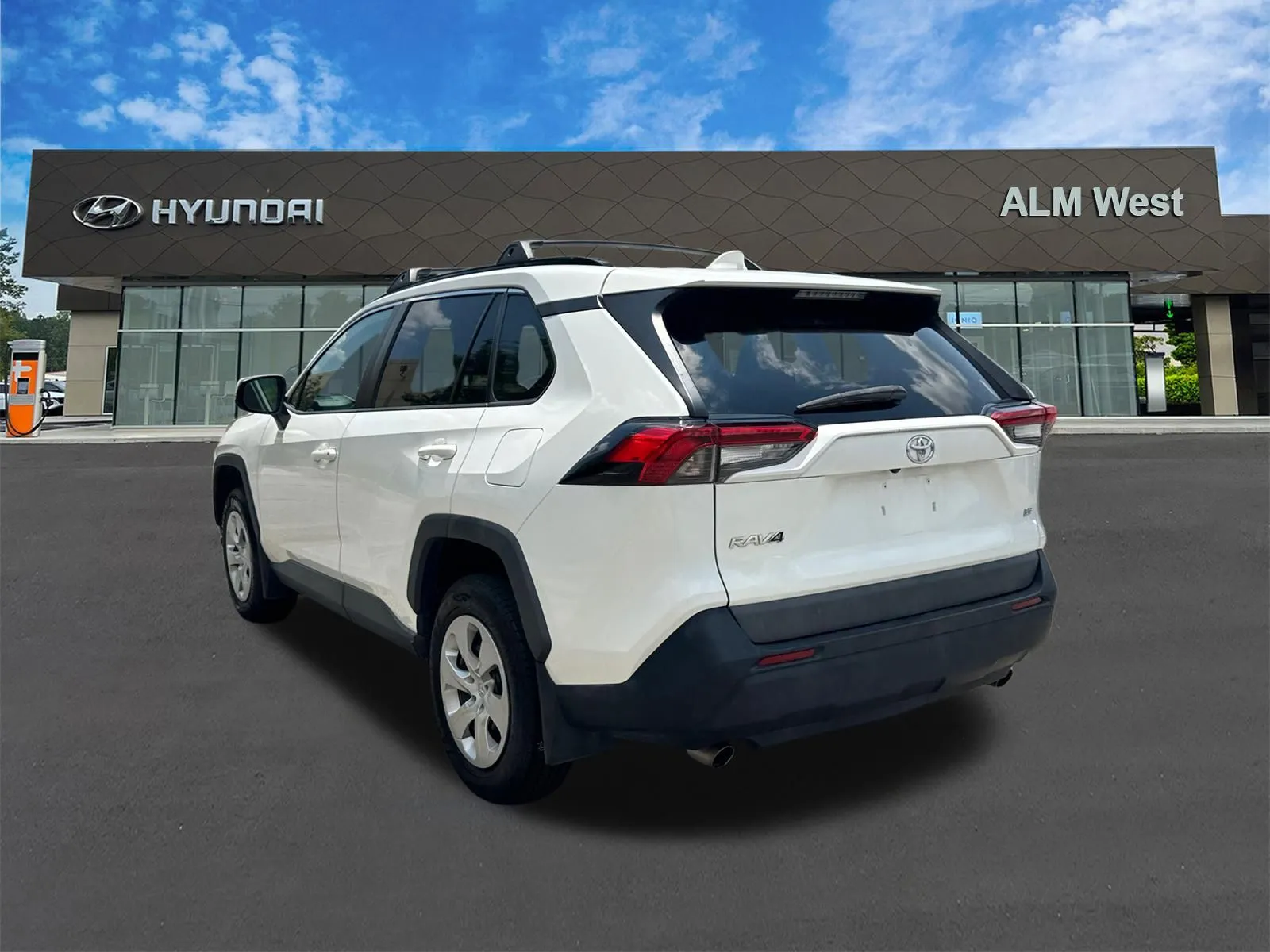2019 Toyota RAV4 LE - Photo 7