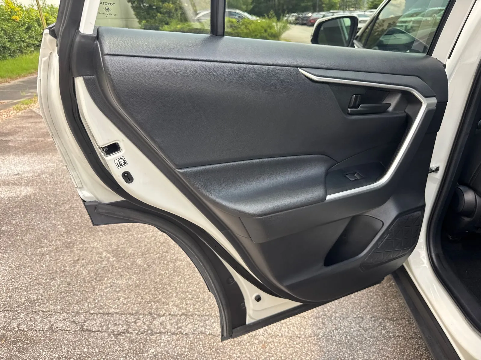 2019 Toyota RAV4 LE - Photo 21