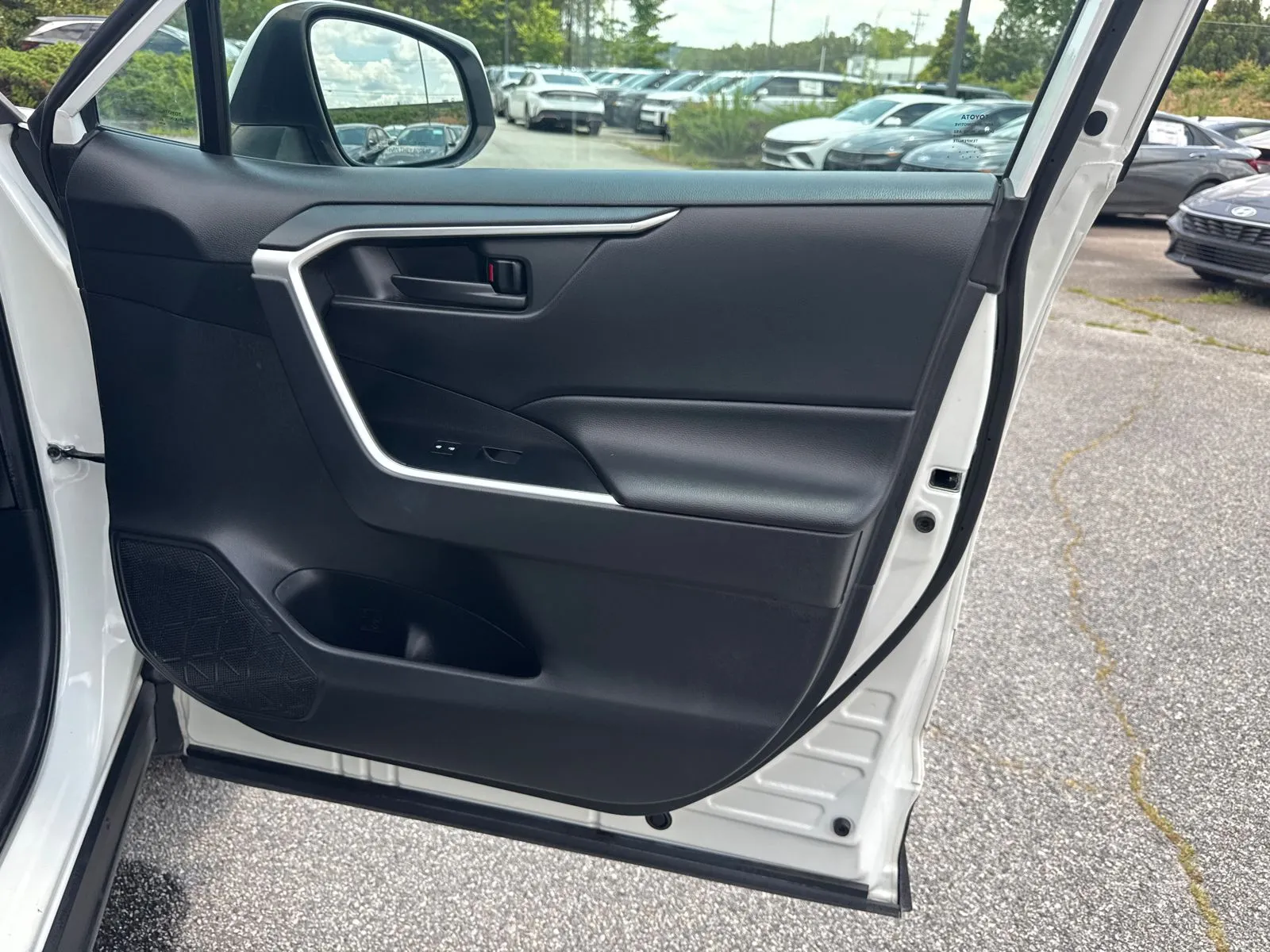 2019 Toyota RAV4 LE - Photo 14