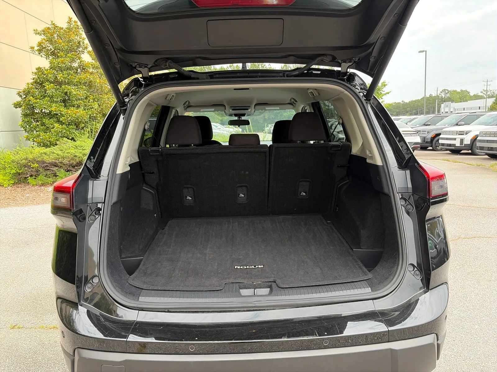 2025 Nissan Rogue SV - Photo 11
