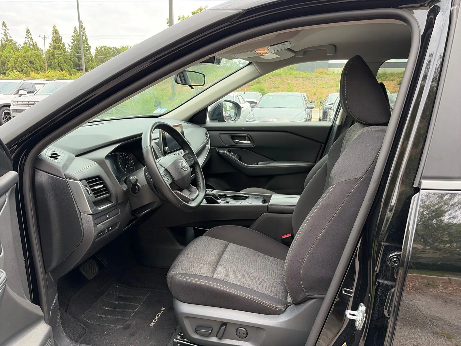 2025 Nissan Rogue SV - Photo 9