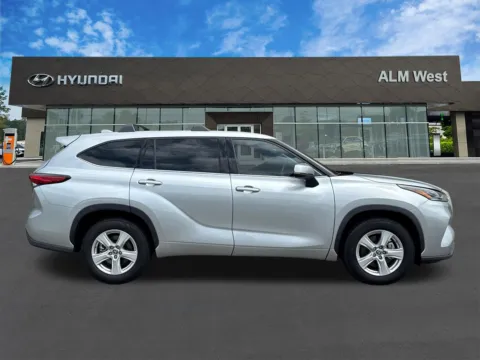 More photos of 2021 Toyota Highlander LE at ALM Hyundai West, GA