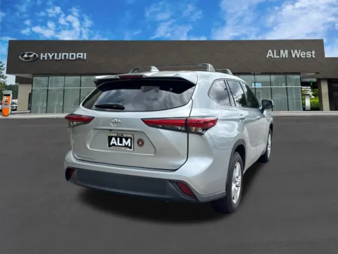 More photos of 2021 Toyota Highlander LE at ALM Hyundai West, GA