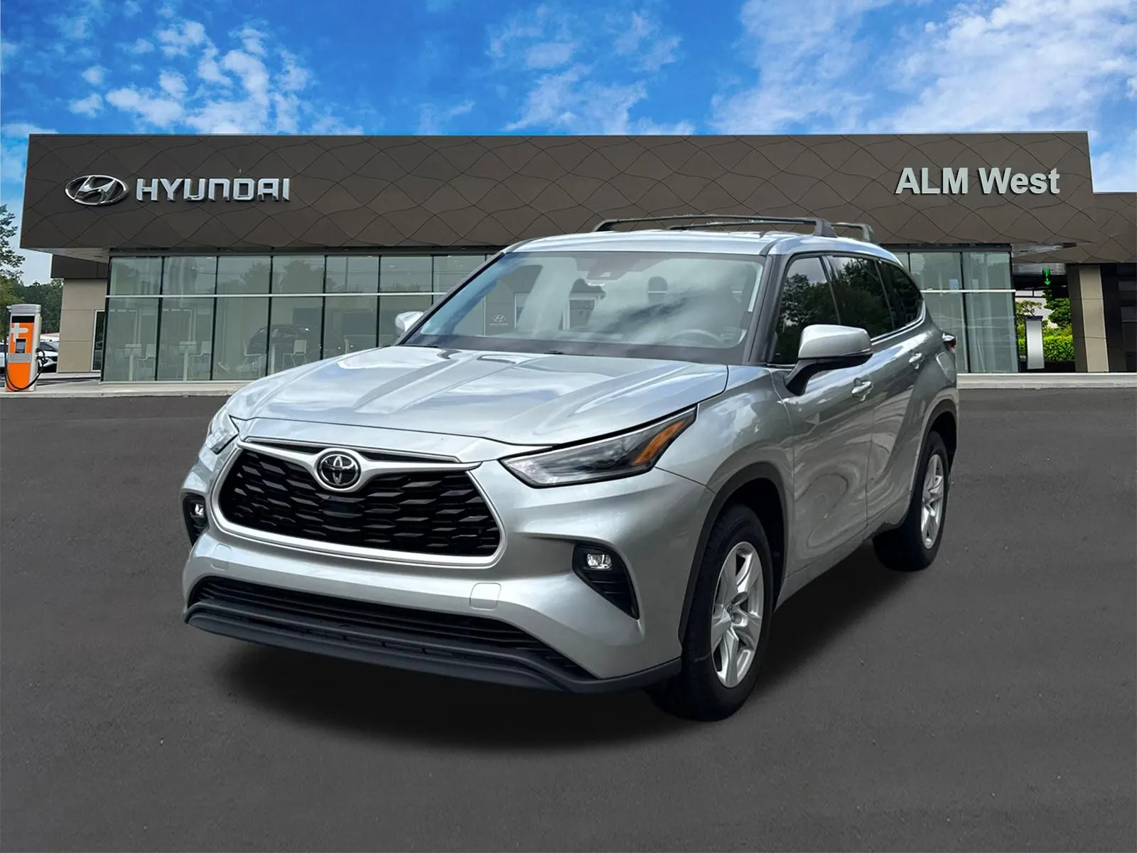 Silver 2021 Toyota Highlander LE for sale in Lithia Springs, GA