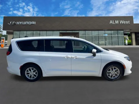 More photos of 2022 Chrysler Voyager LX at ALM Hyundai West, GA