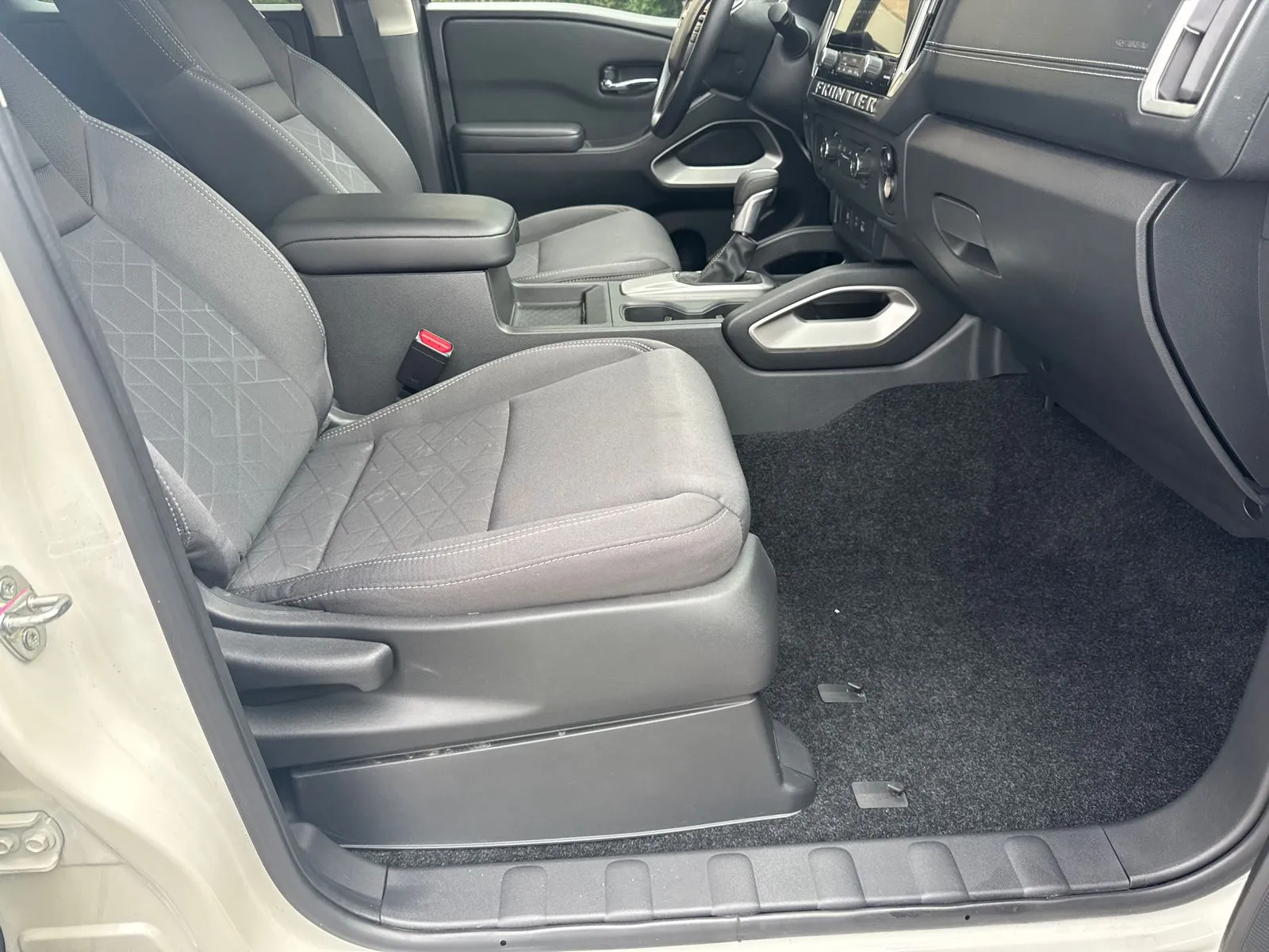 2025 Nissan Frontier SV - Photo 13