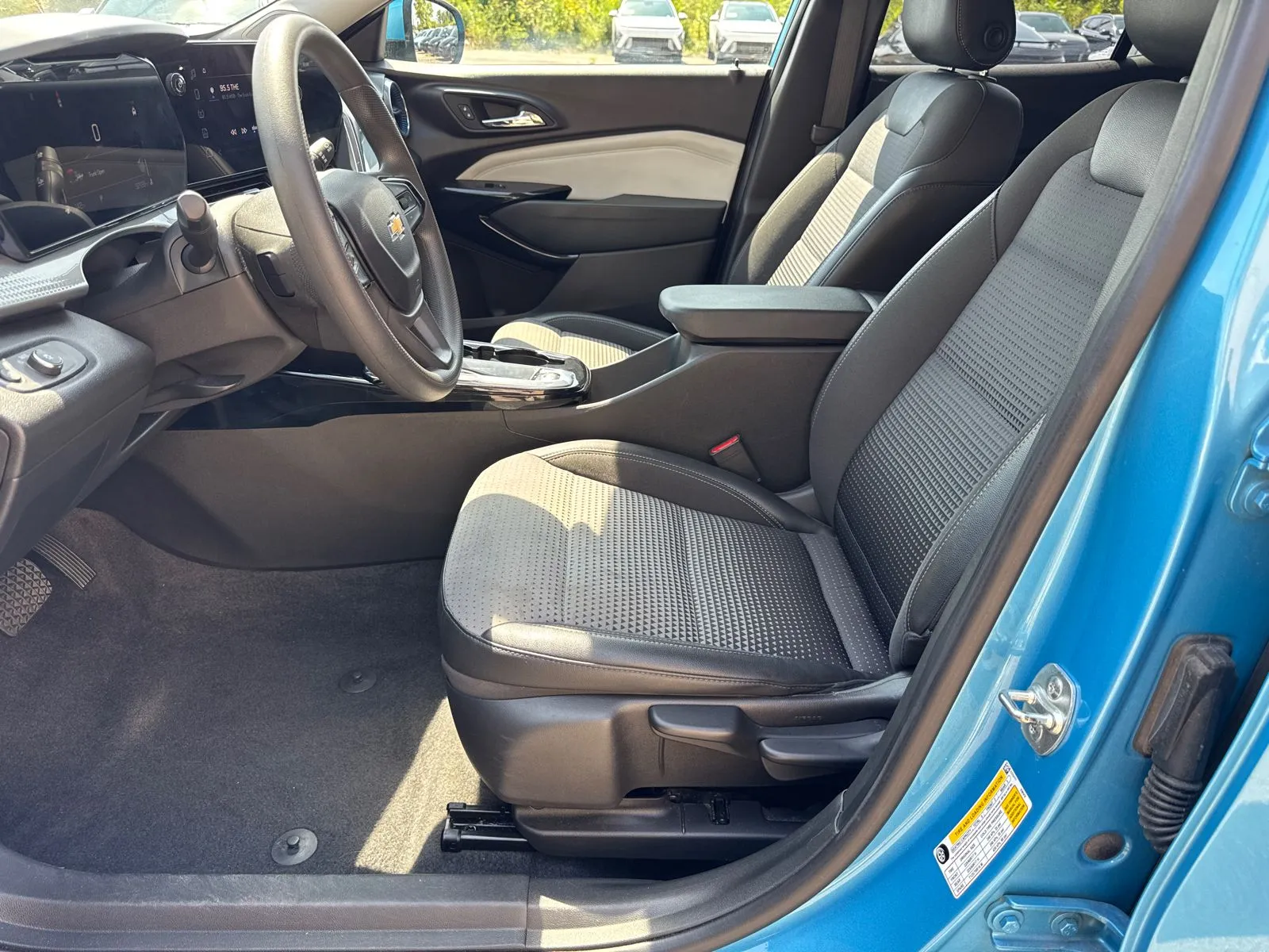 2025 Chevrolet Trax LT - Photo 9