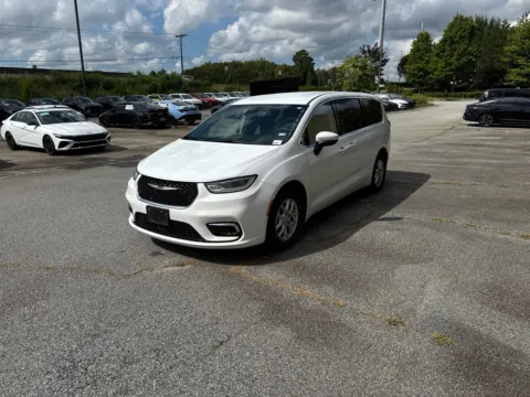 White 2023 Chrysler Pacifica Touring L for sale in Lithia Springs, GA