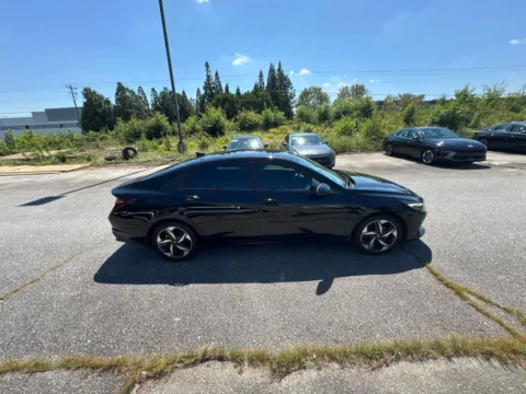 More photos of 2023 Hyundai Elantra SEL at ALM Hyundai West, GA