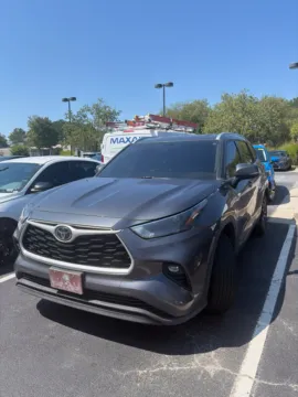 Gray 2022 Toyota Highlander XLE for sale in Lithia Springs, GA
