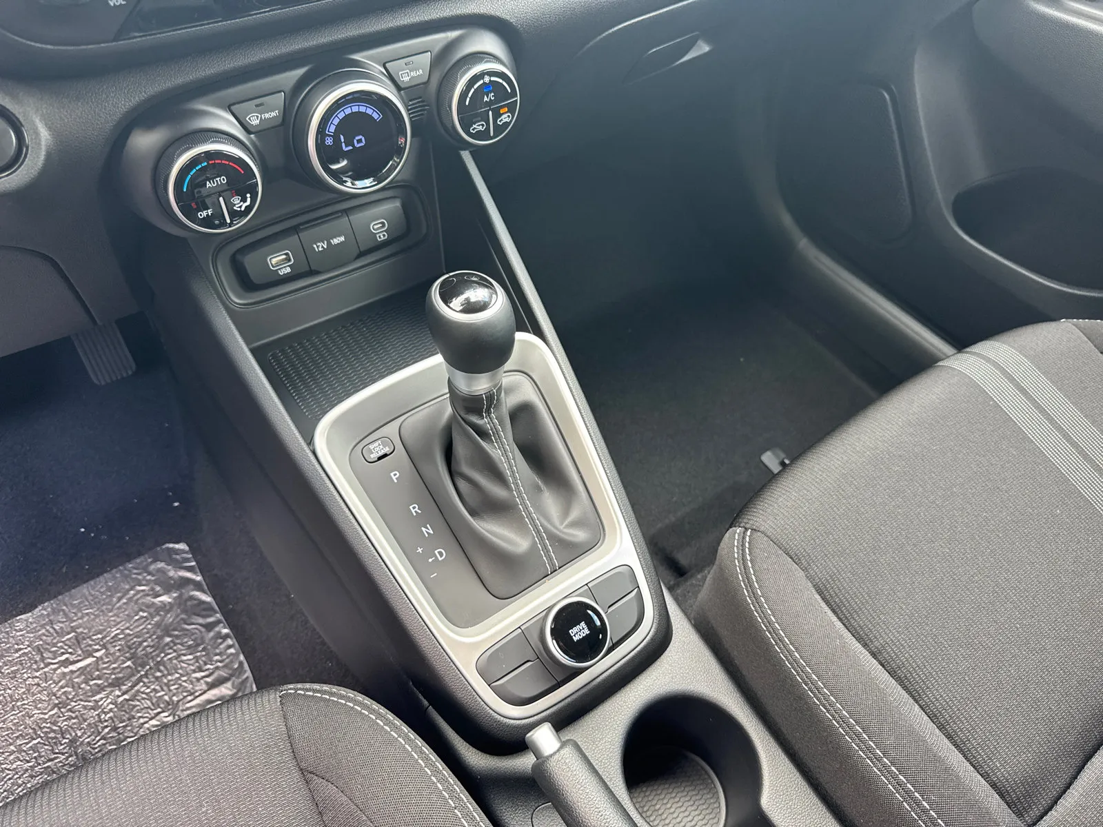2025 Hyundai Venue SEL - Photo 30
