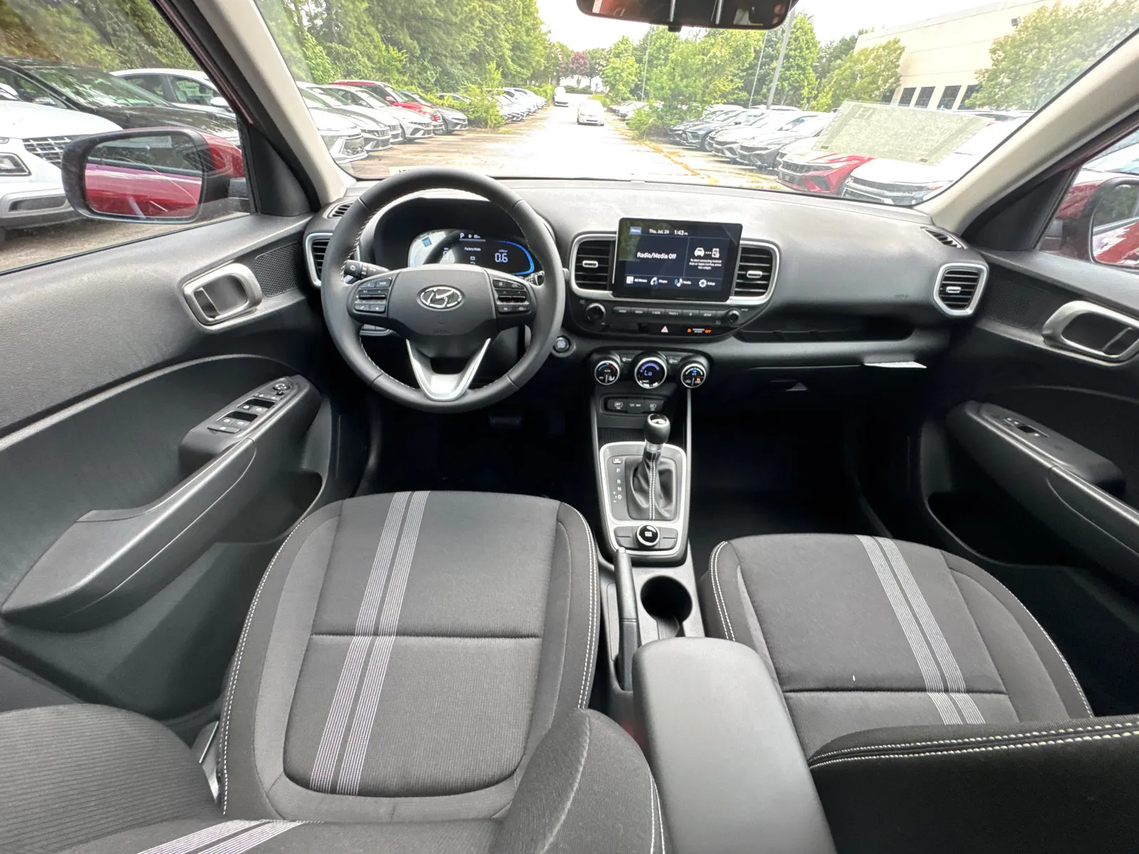 2025 Hyundai Venue SEL - Photo 23