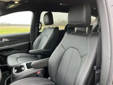 More photos of 2026 Chrysler Pacifica Select at Taylor Automotive, TN