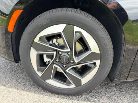 More photos of 2027 Chrysler Pacifica Limited at Taylor Automotive, TN