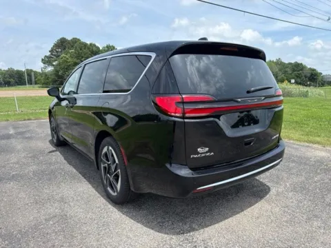 More photos of 2027 Chrysler Pacifica Limited at Taylor Automotive, TN