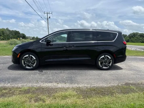 Photos of 2027 Chrysler Pacifica Limited for sale in Martin, TN at Taylor Automotive