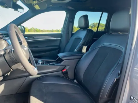 More photos of 2027 Jeep Grand Cherokee Laredo Altitude at Taylor Automotive, TN