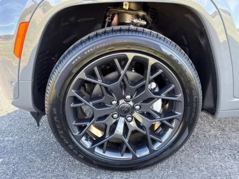 More photos of 2027 Jeep Grand Cherokee L Summit at Taylor Automotive, TN