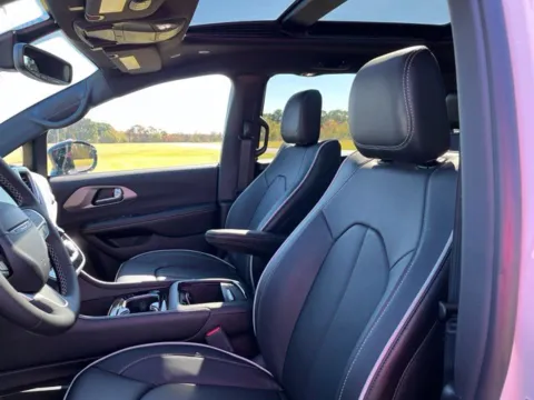 More photos of 2027 Chrysler Pacifica Limited at Taylor Automotive, TN
