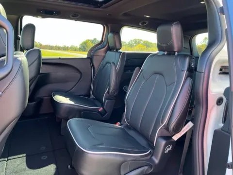 More photos of 2027 Chrysler Pacifica Limited at Taylor Automotive, TN